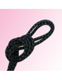 Negra con láminas de oro