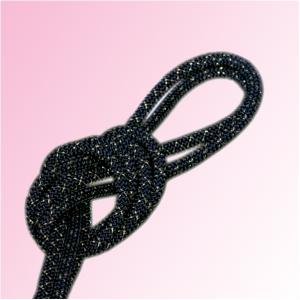 Negra con láminas de oro