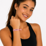 Gimnasta con pulsera elástica de gimnasia rítmica rosa